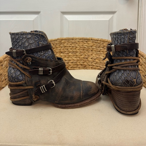 Freebird Crue Women’s Black & Blue Snakeskin Ankle Boots Size 7. - Picture 3 of 5